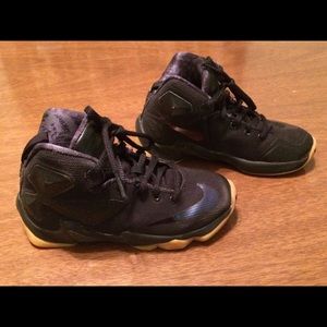 Boys Nike Lebrons Size 11